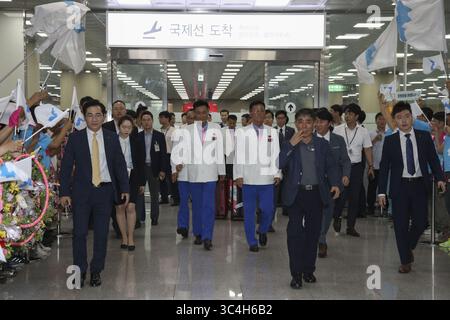 31. August 2018 – Changwon, GYEOBGNAM, SÜDKOREA – 1. September 2018 – Changwon, Südkorea – Nordkoreas Schießteam trifft am Flughafen Busan (Südkorea) ein, um an der 52. ISSF-Weltmeisterschaft in Changwon (KOR) teilzunehmen, wobei die Olympischen Quoten von Tokio 2020 vom 31. August bis 15. September 2018 verteilt werden sollen. (Bild: © Ryu Seung-Il/ZUMA Wire) Stockfoto