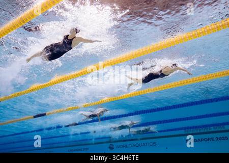 Singapur. Juli 2025. Summer McIntosh (2. L) aus Kanada und Alex Walsh (1. L) aus den Vereinigten Staaten treten beim 200-m-Einzelmedley-Finale der Frauen bei den Aquatics World Championships in Singapur am 28. Juli 2025 an. Quelle: Wu Zhizun/Xinhua/Alamy Live News Stockfoto