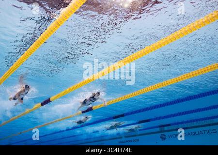 Singapur. Juli 2025. Summer McIntosh (2. L) aus Kanada und Alex Walsh (1. L) aus den Vereinigten Staaten treten beim 200-m-Einzelmedley-Finale der Frauen bei den Aquatics World Championships in Singapur am 28. Juli 2025 an. Quelle: Wu Zhizun/Xinhua/Alamy Live News Stockfoto
