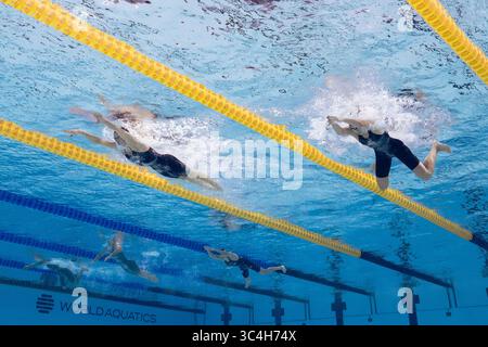 Singapur. Juli 2025. Summer McIntosh (2. R) aus Kanada und Alex Walsh (1. R) aus den Vereinigten Staaten treten beim 200-m-Einzelmedley-Finale des Schwimmens bei den Aquatics World Championships in Singapur am 28. Juli 2025 an. Quelle: Wu Zhizun/Xinhua/Alamy Live News Stockfoto