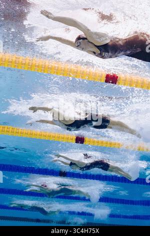 Singapur. Juli 2025. Summer McIntosh (2. R) aus Kanada und Alex Walsh (1. R) aus den Vereinigten Staaten treten beim 200-m-Einzelmedley-Finale des Schwimmens bei den Aquatics World Championships in Singapur am 28. Juli 2025 an. Quelle: Wu Zhizun/Xinhua/Alamy Live News Stockfoto