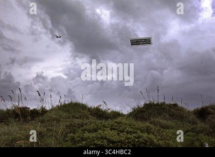 2. September 2018 - Miami Beach, FL, USA - Ein Flugzeug fliegt eine freundliche Erinnerung daran, nicht zu verstreuen, da starker Regen und dunkle Wolken den Himmel über dem South Pointe Park und den Stränden füllten, während Strandgänger am Labor Day versuchen, das Feiertagswochenende am Sonntag, dem 2. September 2018, zu genießen. Es wird eine Vorhersage von meist bewölktem und gelegentlichem Gewitter prognostiziert. (Bild: © Carl Juste/Miami Herald/TNS via ZUMA Wire) Stockfoto