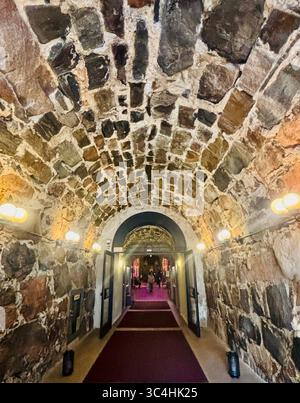Eintritt zum Café Krypta unter der Kathedrale in Helsinki, Finnland. Stockfoto