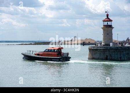 Ramsgate, Großbritannien. Juli 2025. Das Pilotboot verlässt den Royal Harbour. „Estuary Elise“ ist ein Pilotboot mit Sitz in Ramsgate, Großbritannien. Das Boot wurde kürzlich bei Estuary Services Limited aufgenommen. Er wird für den Transport von Seefloten zu und von Schiffen verwendet, die die Themse Mündung und den Medway befahren. Quelle: SOPA Images Limited/Alamy Live News Stockfoto