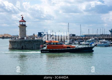 Ramsgate, Großbritannien. Juli 2025. Das Pilotboot kehrt von seinem Dienst zum Royal Harbour zurück. „Estuary Elise“ ist ein Pilotboot mit Sitz in Ramsgate, Großbritannien. Das Boot wurde kürzlich bei Estuary Services Limited aufgenommen. Er wird für den Transport von Seefloten zu und von Schiffen verwendet, die die Themse Mündung und den Medway befahren. (Foto: Krisztian Elek/SOPA Images/SIPA USA) Credit: SIPA USA/Alamy Live News Stockfoto