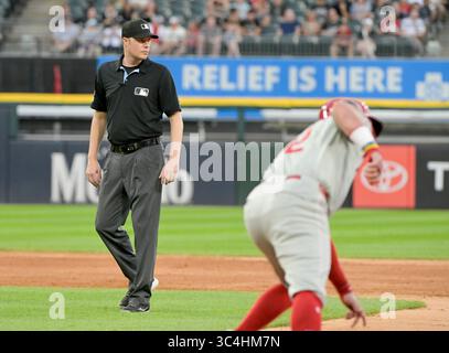 Chicago, Usa. Juli 2025. Schiedsrichter Clint Vonkrak (15) während eines Spiels zwischen den Chicago White Sox und Philadelphia Phillies im Rate Field in Chicago, IL am 28. Juli 2025. Foto: Mark Black/UPI Credit: UPI/Alamy Live News Stockfoto