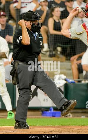 Chicago, Usa. Juli 2025. Phil Cuzzi (10) während eines Spiels zwischen den Chicago White Sox und Philadelphia Phillies im Rate Field in Chicago, IL am Montag, 28. Juli 2025. Foto: Mark Black/UPI Credit: UPI/Alamy Live News Stockfoto
