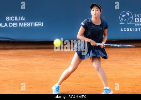 Palermo, Italien. Juli 2025. Palermo Ladies Open 2025: Estelle Cascino und Shuo Feng gegen Momoko Kobori und Ayano Shimizu. Ayano Shimizu während des letzten Spiels in Palermo. (Foto: Antonio Melita/Pacific Press) Credit: Pacific Press Media Production Corp./Alamy Live News Stockfoto