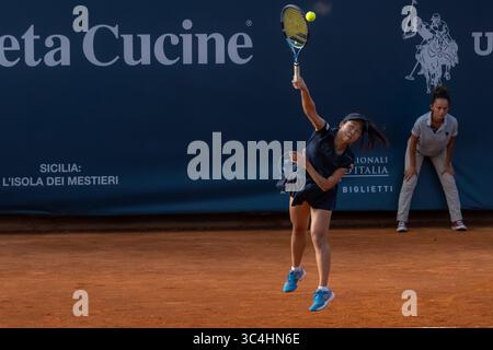 Palermo, Italien. Juli 2025. Palermo Ladies Open 2025: Estelle Cascino und Shuo Feng gegen Momoko Kobori und Ayano Shimizu. Ayano Shimizu während des letzten Spiels in Palermo. (Kreditbild: © Antonio Melita/Pacific Press via ZUMA Press Wire) NUR REDAKTIONELLE VERWENDUNG! Nicht für kommerzielle ZWECKE! Stockfoto