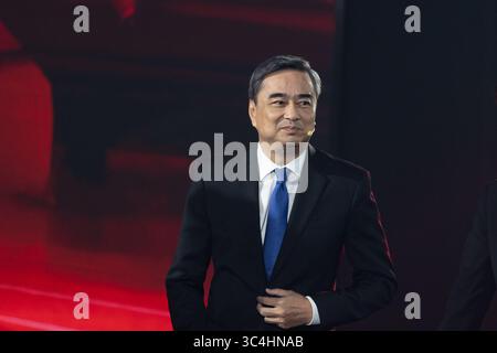 Bangkok, Thailand. Juli 2025. Thailands ehemaliger Premierminister Abhisit Vejjajiva sah bei einer Konferenz, die von einer Medienorganisation organisiert wurde. Abhisit Vejjajiva ist ein thailändischer Politiker, der von 2008 bis 2011 der 27. Premierminister Thailands war. Er war von 2005 bis zu seinem Rücktritt nach der schwachen Leistung der Partei bei den Wahlen 2019 Vorsitzender der Demokraten. Quelle: SOPA Images Limited/Alamy Live News Stockfoto