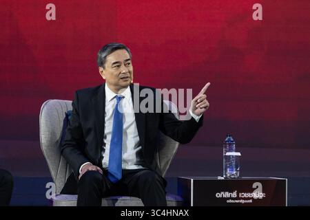 Bangkok, Thailand. Juli 2025. Thailands ehemaliger Premierminister Abhisit Vejjajiva sah bei einer Konferenz, die von einer Medienorganisation organisiert wurde. Abhisit Vejjajiva ist ein thailändischer Politiker, der von 2008 bis 2011 der 27. Premierminister Thailands war. Er war von 2005 bis zu seinem Rücktritt nach der schwachen Leistung der Partei bei den Wahlen 2019 Vorsitzender der Demokraten. Quelle: SOPA Images Limited/Alamy Live News Stockfoto