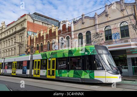 Melbourne, Victoria, Australien, Melbourne Tram fährt entlang der Brunswick Street im Vorort Fitzroy, Victoria, Australien Stockfoto