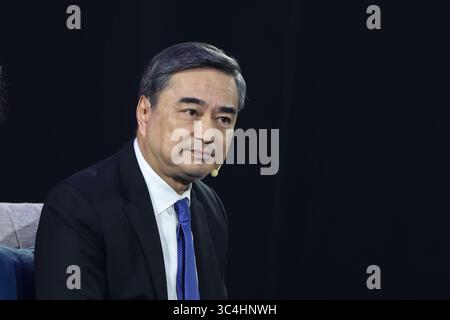 Bangkok, Thailand. Juli 2025. Thailands ehemaliger Premierminister Abhisit Vejjajiva sah bei einer Konferenz, die von einer Medienorganisation organisiert wurde. Abhisit Vejjajiva ist ein thailändischer Politiker, der von 2008 bis 2011 der 27. Premierminister Thailands war. Er war von 2005 bis zu seinem Rücktritt nach der schwachen Leistung der Partei bei den Wahlen 2019 Vorsitzender der Demokraten. (Foto: Seksan Rochanametakul/SOPA Images/SIPA USA) Credit: SIPA USA/Alamy Live News Stockfoto