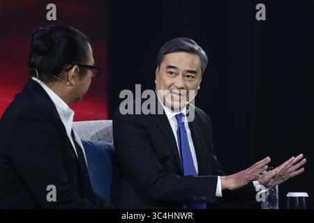 Bangkok, Thailand. Juli 2025. Thailands ehemaliger Premierminister Abhisit Vejjajiva sah bei einer Konferenz, die von einer Medienorganisation organisiert wurde. Abhisit Vejjajiva ist ein thailändischer Politiker, der von 2008 bis 2011 der 27. Premierminister Thailands war. Er war von 2005 bis zu seinem Rücktritt nach der schwachen Leistung der Partei bei den Wahlen 2019 Vorsitzender der Demokraten. (Foto: Seksan Rochanametakul/SOPA Images/SIPA USA) Credit: SIPA USA/Alamy Live News Stockfoto