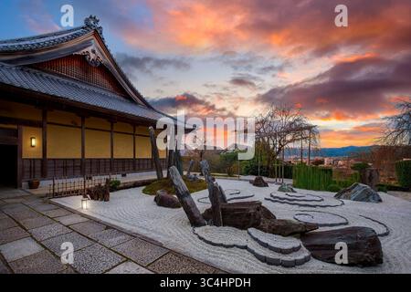 Malerischer Blick auf den Enko-JI-Tempel mit wunderschönem Laub im Herbst in Kyoto, Japan Stockfoto