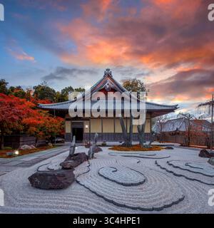 Malerischer Blick auf den Enko-JI-Tempel mit wunderschönem Laub im Herbst in Kyoto, Japan Stockfoto