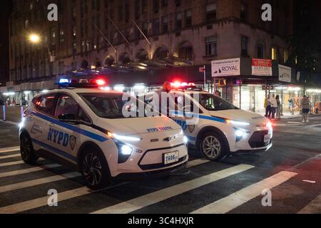 New York City Police in der Nähe des Ortes der Schießerei am 28. Juli in der 345 Park Avenue in New York City. Stockfoto