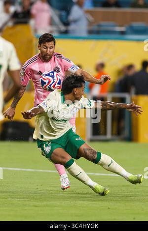 Miami, Florida - 23. Juni: Lionel Messi von Inter Miami und Facundo Torres von Palmeiras während des Spiels zwischen Inter Miami an der FIFA Club-Weltmeisterschaft 2025 Stockfoto