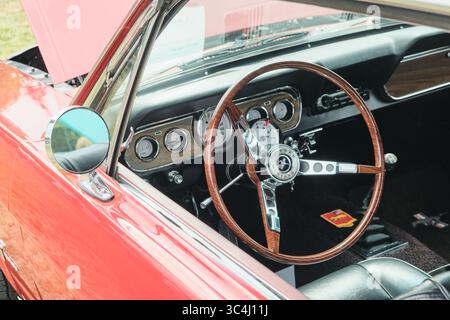 Auburn WA USA, 4. Juli 2025 – Nahaufnahme des Lenkrads und des Armaturenbretts eines Oldtimer. Retro Car Show Wochenende im Park Stockfoto