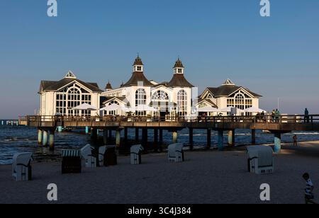 Die Seebrücke Sellin ist eine Seebrücke im Ostseebad Sellin auf der Insel Rügen. Die Seebrücke verfügt über ein Restaurant in Strandnähe über dem Wasser und über eine Tauchgondel. Sellin, 28.07.205 *** der Sellin Pier ist ein Pier im Ostseebad Sellin auf der Insel Rügen der Pier verfügt über ein Restaurant am Strand über dem Wasser und eine Tauchgondel Sellin, 28 07 205 Foto:XB.xSchubertx/xFuturexImagex seebruecke 5703 Stockfoto