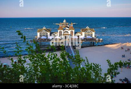 Die Seebrücke Sellin ist eine Seebrücke im Ostseebad Sellin auf der Insel Rügen. Die Seebrücke verfügt über ein Restaurant in Strandnähe über dem Wasser und über eine Tauchgondel. Sellin, 28.07.205 *** der Sellin Pier ist ein Pier im Ostseebad Sellin auf der Insel Rügen der Pier verfügt über ein Restaurant am Strand über dem Wasser und eine Tauchgondel Sellin, 28 07 205 Foto:XB.xSchubertx/xFuturexImagex seebruecke 5705 Stockfoto
