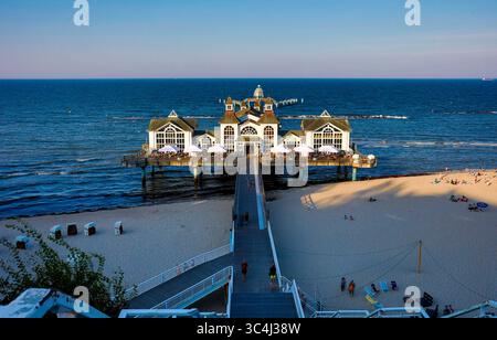 Die Seebrücke Sellin ist eine Seebrücke im Ostseebad Sellin auf der Insel Rügen. Die Seebrücke verfügt über ein Restaurant in Strandnähe über dem Wasser und über eine Tauchgondel. Sellin, 28.07.205 *** der Sellin Pier ist ein Pier im Ostseebad Sellin auf der Insel Rügen der Pier verfügt über ein Restaurant am Strand über dem Wasser und eine Tauchgondel Sellin, 28 07 205 Foto:XB.xSchubertx/xFuturexImagex seebruecke 5704 Stockfoto