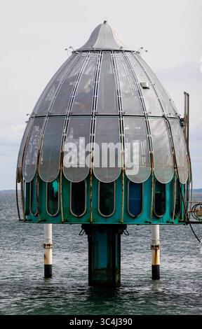 Tauschgondel an der Seebrücke Sellin, einer Seebrücke im Ostseebad Sellin auf der Insel Rügen. Eine Tauchgondel besteht aus einer mit Fenstern ausgestatteten Besuchergondel, die Sitzplätze und einen Maschinentisch enthält, sowie einem zentralen Pfeiler, an dem sie ins Wasser und zurück fährt. Sie ist im Gegensatz zu einer Taucherglocke rundum geschlossen und als Druckkammer ausgelegt. Sellin, 28.07.205 *** Tauchbahn am Sellin Pier, einem Pier im Ostseebad Sellin auf der Insel Rügen Eine Tauchbahn besteht aus einer mit Fenstern ausgestatteten Besuchergondel, in der sich ein Stockfoto