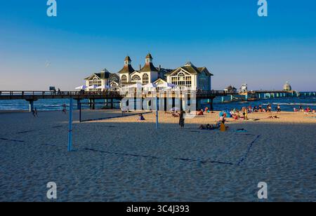 Die Seebrücke Sellin ist eine Seebrücke im Ostseebad Sellin auf der Insel Rügen. Die Seebrücke verfügt über ein Restaurant in Strandnähe über dem Wasser und über eine Tauchgondel. Sellin, 28.07.205 *** der Sellin Pier ist ein Pier im Ostseebad Sellin auf der Insel Rügen der Pier verfügt über ein Restaurant am Strand über dem Wasser und eine Tauchgondel Sellin, 28 07 205 Foto:XB.xSchubertx/xFuturexImagex seebruecke 5702 Stockfoto
