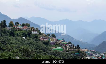 Panoramablick auf die Stadt Gopeshwar vor der Kulisse der Bergkette im Stadtteil Chamoli, Uttarakhand, Indien. Stockfoto