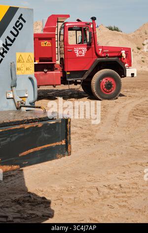 7. September 2024: Aldtsjerk-Niederlande: Ein klassischer roter Magirus-Muldenkipper von Fa. B. Hovenga steht neben einem teilweise sichtbaren Werklust-Lader bei Stockfoto