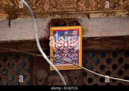 Kathmandu, Nepal. Juli 2025. Ein nepalesischer Anhänger klebt ein Poster eines Schlangengottes am Haupteingang eines Hauses während des Nag Panchami Festivals in Kirtipur, Kathmandu, Nepal, am 29. Juli 2025. Am folgenden Tag verehren Menschen Schlangen in Nepal sowie in Indien und Hindu-Ländern. Dieses Festival wird mit Glauben und Leidenschaft gefeiert. An diesem Tag verehren Gläubige Lord Shiva, den Besitzer der Schlange, die als verheißungsvoll gilt. (Foto: Narayan Maharjan/NurPhoto)0 Credit: NurPhoto SRL/Alamy Live News Stockfoto
