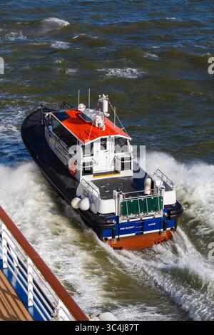 Dover Pilot Harbour Patrol Boat DHB Diligent in Dover, Kent, Großbritannien im Mai Stockfoto