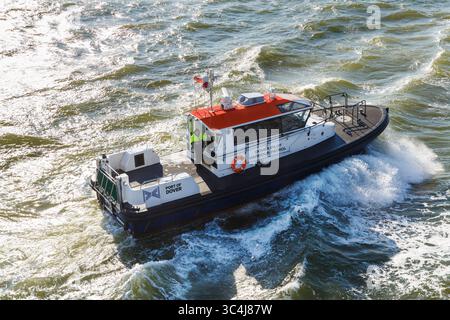 Dover Pilot Harbour Patrol Boat DHB Diligent in Dover, Kent, Großbritannien im Mai Stockfoto