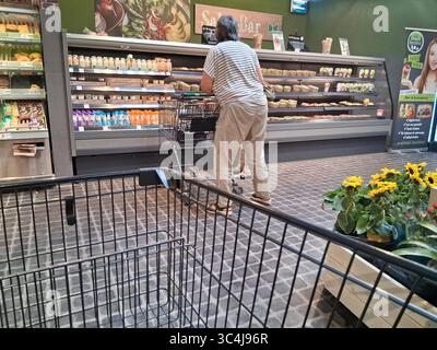 Marktkauf - Einkauf zu Zeiten von Inflation. Marktkauf - Einkauf in einem Supermarkt oder Discounter *** Marktkauf Einkaufen in Zeiten der Inflation Marktkauf Einkaufen in einem Supermarkt oder Discounter Stockfoto