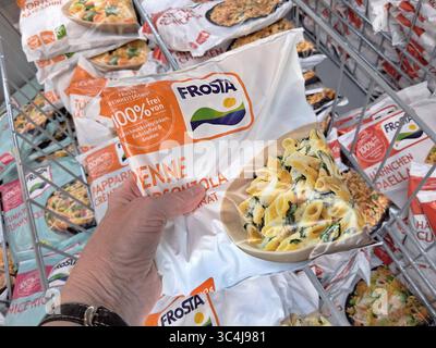 Marktkauf - Einkauf zu Zeiten von Inflation. Marktkauf - Einkauf in einem Supermarkt oder Discounter *** Marktkauf Einkaufen in Zeiten der Inflation Marktkauf Einkaufen in einem Supermarkt oder Discounter Stockfoto