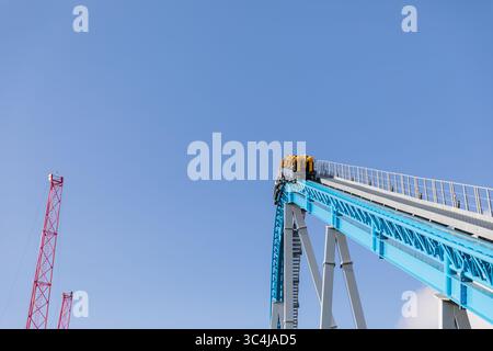 Achterbahnschienen auf Attraktion in einem Park Stockfoto