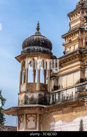 Nahaufnahme des historischen Hindu-Tempels mit Bögen und Kuppel in Pushkar, Indien Stockfoto