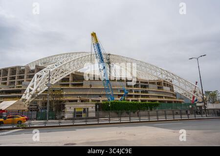Großes Stadion im Bau mit Kränen und Gerüsten Stockfoto