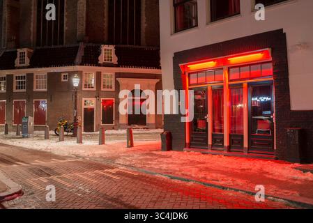 Amsterdam, Oudezijds Voorburgwal in der Nähe von Oude Kerk: Leere Straßen im Rotlichtviertel aufgrund von Lockdown und Ausgangssperre in Bezug auf das COVID-19/Corona-Virus. Stockfoto