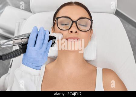 Frau mit Laser Haarentfernung im Gesicht, Haarentfernung im Lippenbereich, Draufsicht Stockfoto