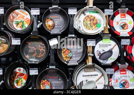 Weißrussland, Minsk - 23.05.2025: Eine große Auswahl an Pfannen wird elegant in einem gut organisierten Geschäft ausgestellt, in dem die Optionen für jede Kochgelegenheit präsentiert werden Stockfoto