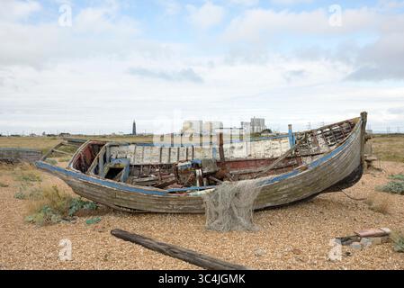 Altes hölzernes Fischerboot, Dungeness Beach, Kent, Großbritannien. Stockfoto
