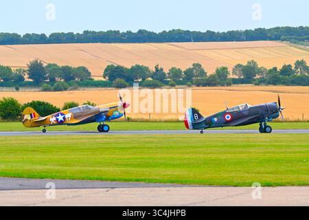 Curtiss H-75A-1 Hawk G-CCVH und Curtiss P-40 Warhawk G-CGZP Stockfoto