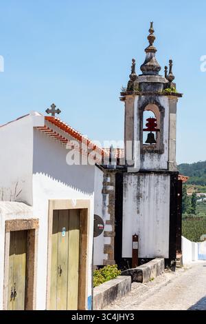 Historisches Schloss und weiß getünchte Häuser in Obidos Stockfoto