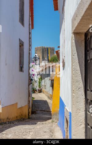 Historisches Schloss und weiß getünchte Häuser in Obidos Stockfoto