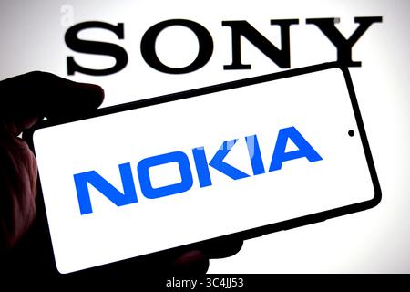 In dieser Fotoabbildung wird auf einem Smartphone ein Nokia Logo mit einem Sony Logo im Hintergrund angezeigt. (Foto von Avishek das / SOPA Images/SIPA USA) *** ausschließlich für redaktionelle Nachrichtenzwecke *** Stockfoto