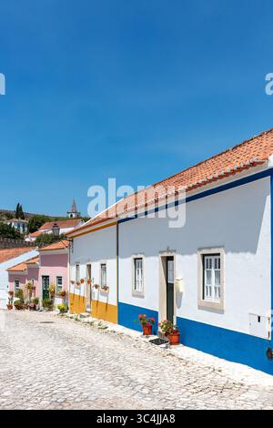 Historisches Schloss und weiß getünchte Häuser in Obidos Stockfoto