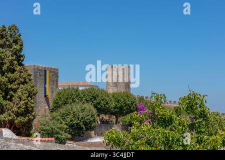 Historisches Schloss und weiß getünchte Häuser in Obidos Stockfoto