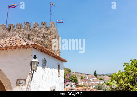 Historisches Schloss und weiß getünchte Häuser in Obidos Stockfoto