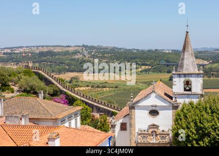 Historisches Schloss und weiß getünchte Häuser in Obidos Stockfoto